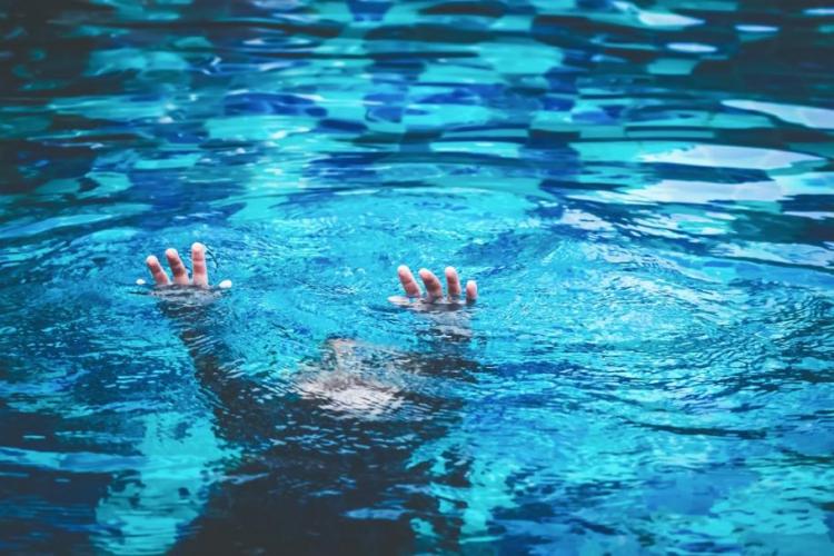 Un băiat de 11 ani a fost găsit mort în piscina unei pensiuni. Medicii s-au luptat să-l resusciteze pe copil, însă fără rezultat