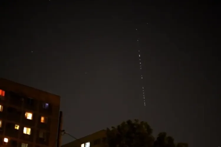 VIDEO - „E ceva extraterestru”: Sateliții lui Elon Musk, „confundați” cu OZN-uri, după ce au ajuns și pe cerul României