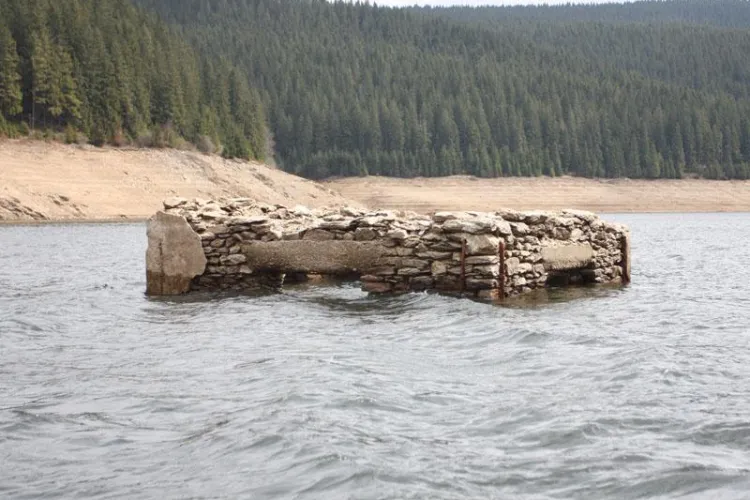 Seacă lacul Beliș! Lipsa ploilor își spune tot mai tare cuvântul - FOTO