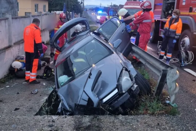 CLUJ - Pompierii clujeni au intervenit la un accident în localitatea Mănășturel. Doi minori și un adult au fost descarcerați și transportați la spital