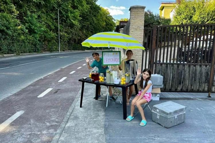 Copii din Cluj-Napoca au împânzit orașul cu standuri la care vând limonadă - FOTO