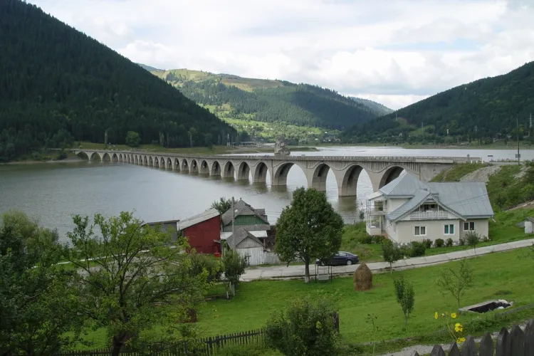 Pericol lângă pericol în Neamţ: Cad bucăți din viaductul care leagă Moldova de Transilvania. „Se vede cum trepideză”