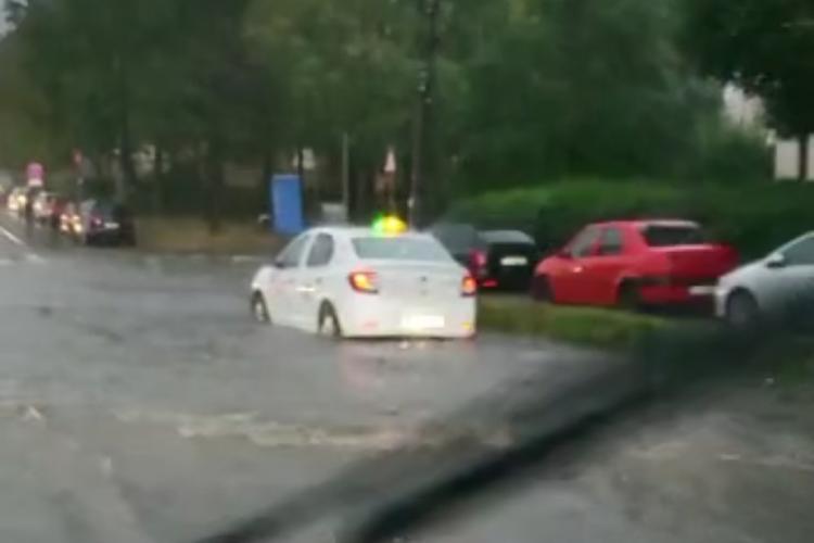 VIDEO - „Someșul navigabil!”: O arteră principală din Zorilor, inundată de ploaia de marți seara