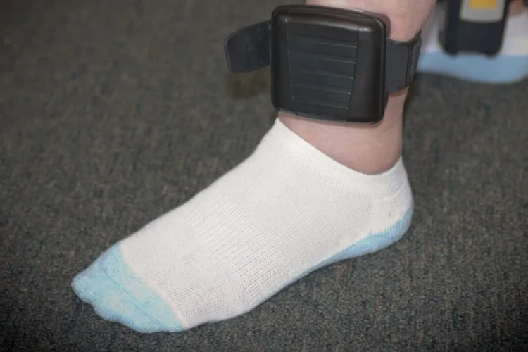 Agresorii vor fi monitorizaţi cu brăţări electronice și în România