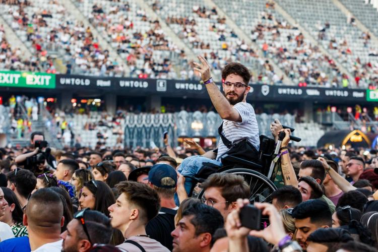 Tânăr în scaun cu rotile, ridicat deasupra mulțimii la Untold - FOTO