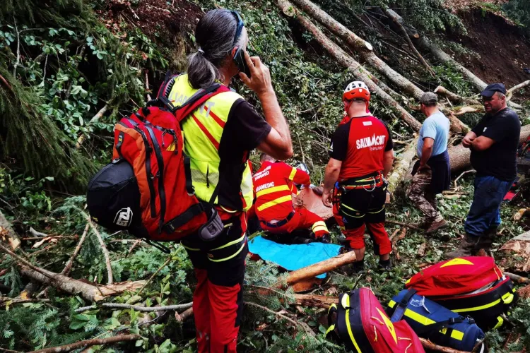 Trupul unui bărbat de 71 de ani, decedat în Munții Țibleș, recuperat de salvamontiști. „S-a dus cu vacile și nu s-a mai întors”