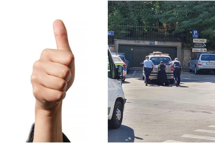 Jos pălăria! Polițiștii din Cluj-Napoca au împins o mașină care bloca traficul - FOTO