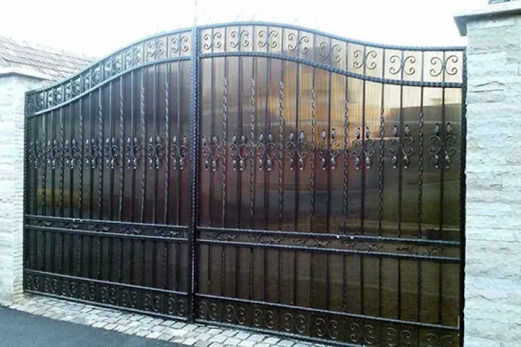 Accident domestic pe Calea Turzii, Cluj-Napoca: O poartă de fier a căzut azi dimineață peste o femeie de 60 de ani