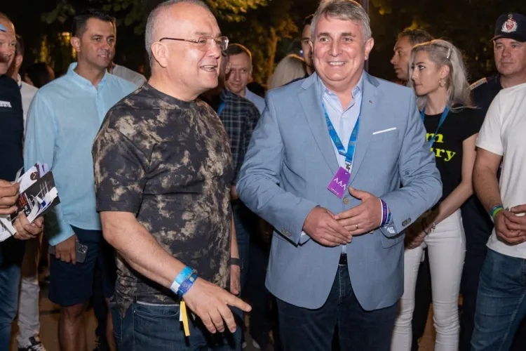 Ministrul de Interne, Lucian Bode, şi Emil Boc, printre festivalierii energici la UNTOLD Festival. Nu s-au sfiit să-și arate mișcările de dans