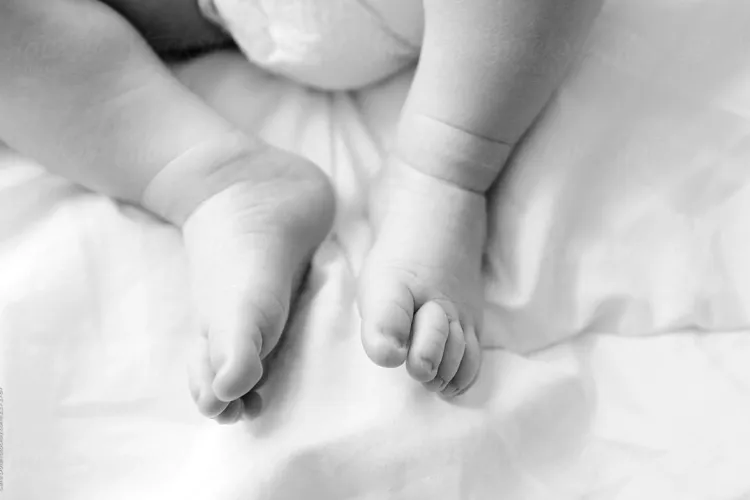 Fetiță de doi ani, în stare critică la spital, după ce părinții au lăsat-o în mașină ca să se poată certa. Copila a ieşit „pozitiv” la testul de cocaină