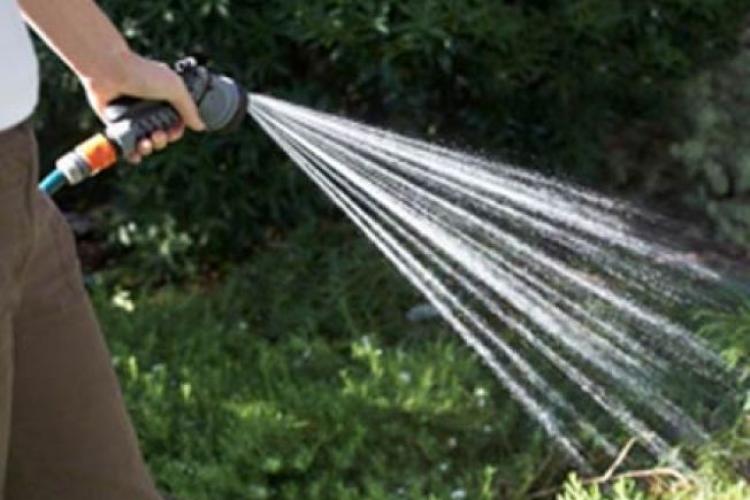 Un primar le oferă recompensă celor care își pârăsc vecinii că fură apă sau își udă grădinile