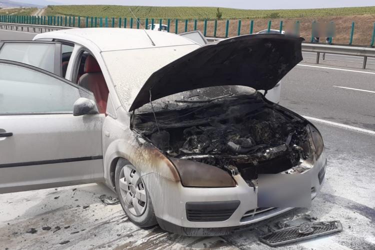 O mașină a luat foc pe autostrada Transilvania - FOTO   