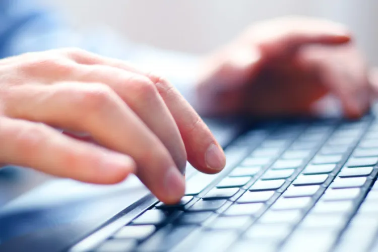 Un nou tip de fraudă online face ravagii printre români. IGPR: „Nu răspundeți!”