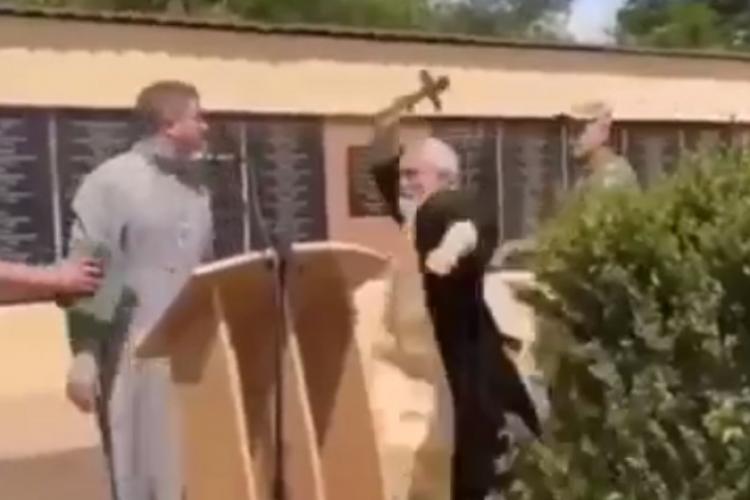 VIDEO - Bătaie zdravănă între doi preoți. Un preot ortodox l-a atacat pe celălalt cu o cruce, la înmormântarea unui soldat