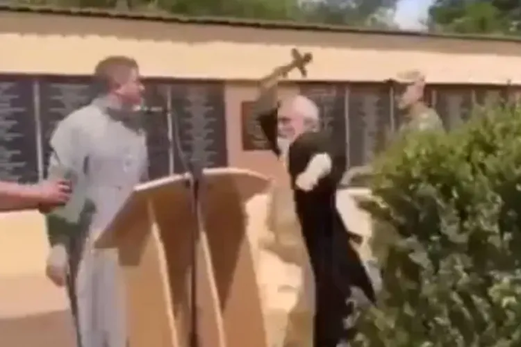 VIDEO - Bătaie zdravănă între doi preoți. Un preot ortodox l-a atacat pe celălalt cu o cruce, la înmormântarea unui soldat