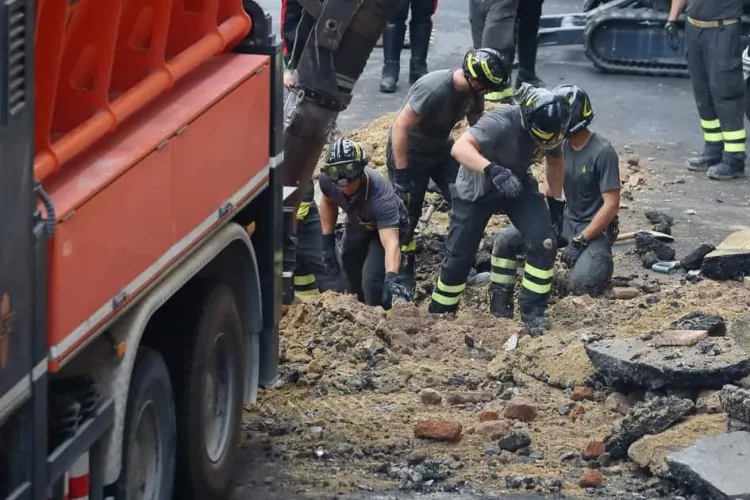 Patru hoți, nevoiți să sune Poliția, după ce tunelul pe care îl săpau pentru a jefui o bancă s-a surpat peste ei