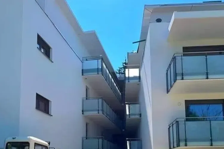 Blocuri atât de apropiate, încât sari dintr-un balcon în altul. Se întâmplă și la case mai mari - FOTO