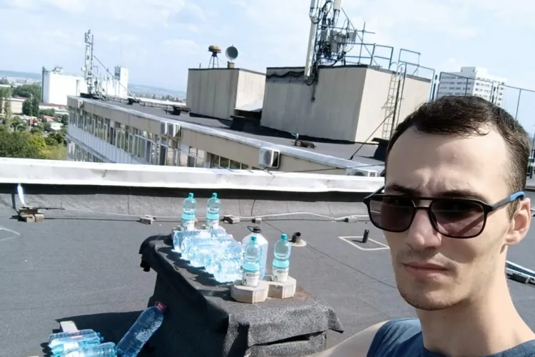 Oamenii din Ploieşti au ajuns la limita răbdării și inventează soluții inedite pentru a face rost de apă caldă: Încălzesc apă în bidoane lăsate la soare 