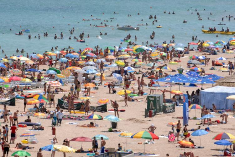 Greșeala pe care mulți români o fac la plajă: Cei care merg pe litoral plătesc pentru asta și puțini știu că e ilegal