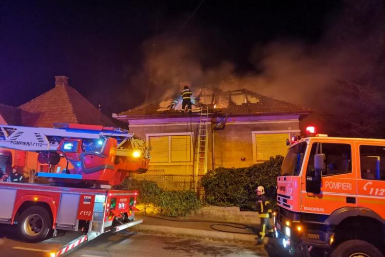 FOTO -  Incendiu în Gruia, Cluj-Napoca: Pompierii clujeni au reușit să salveze o mașină de epocă din calea flăcărilor