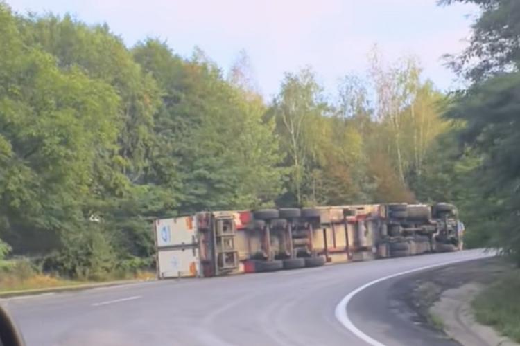 TIR răsturnat la Piatra Craiului. Curge motorina pe drum - VIDEO SI FOTO