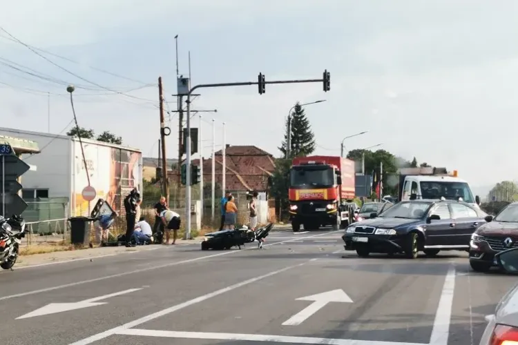 VIDEO - Accident violent între un motococlist și o mașină în Jucu. Motocicleta s-a izbit de autoturism 