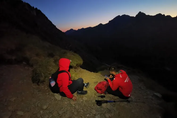 Cinci tineri, echipați doar cu lanterne, au pornit după lăsarea serii pe un traseu primejdios. Salvamont: „Ce să mai zicem, că iar sar haterii”