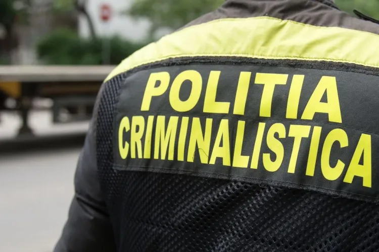 Un băiețel de doar 5 ani și-a găsit tatăl spânzurat în curte. Fratele său de 9 ani a tăiat frânghia, iar după câteva ore și-a găsit și mama decedată