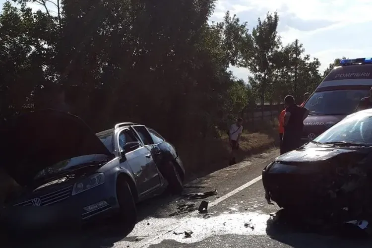 FOTO - Accident violent în apropiere de Câmpia Turzii. Au fost implicate două autoturisme. Patru minori și doi adulți, transportați la spital 