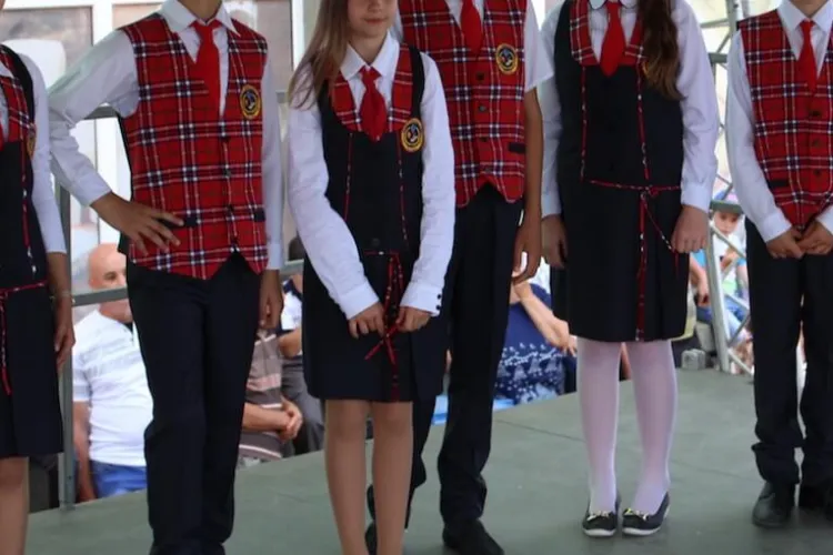 Sorin Cîmpeanu este adeptul revenirii la uniforme în școli. Uniforme obligatorii pentru toți elevii români! 