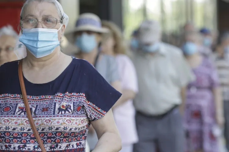 De ce se pot infecta cu SARS-CoV-2 persoanele vaccinate și care au evitat boala timp de 2 ani? Explicațiile medicului Emilian Popovici