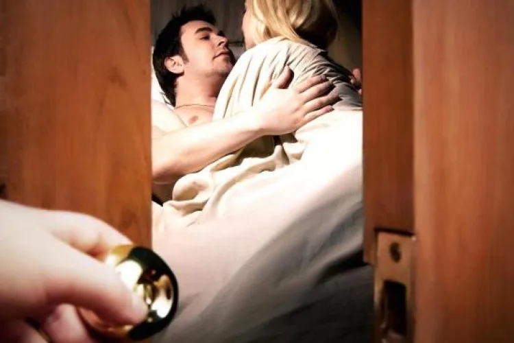 Orbit de gelozie, un soț și-a urmărit soţia pe GPS şi a descoperit că plecase la amant. Înfuriat, soțul l-a înjunghiat pe bărbat de 9 ori