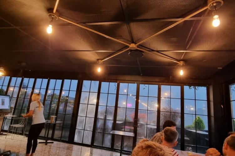 Plouă în restaurantul Klausen Burger. Clienții au filmat și transmis pe Facebook - VIDEO 