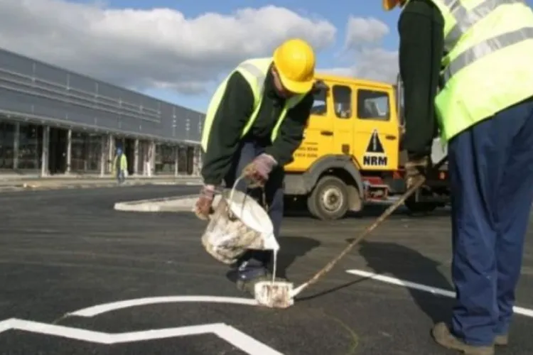 Dorel a lăsat România și a plecat în America! Marcaje rutiere, trasate în zig-zag într-un orăşel din California