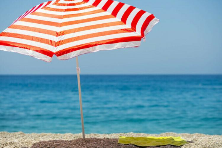 O umbrelă de plajă s-a înfipt în pieptul unei turiste, omorând-o