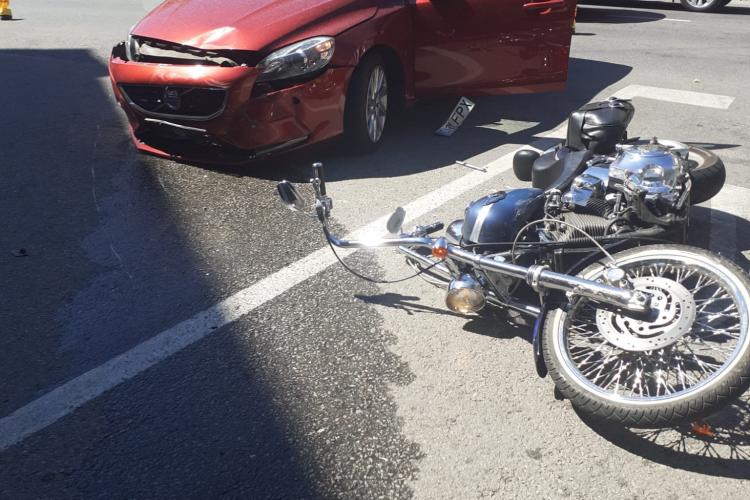 Accident pe strada Donath, din Grigorescu! Motociclist aruncat de asfalt - FOTO