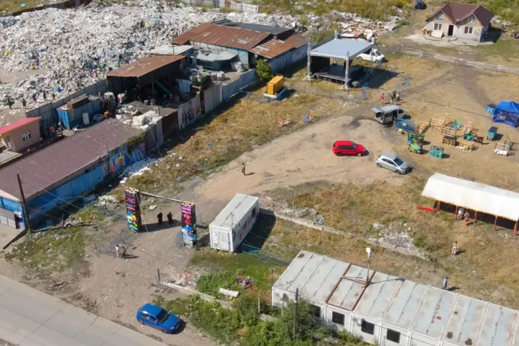 Parfum! Festivalul Khetane, de la Pata Rât, este organizat lângă un punct de colectare a deșeurilor. Tișe, Boc și Buda oare vor merge? - VIDEO