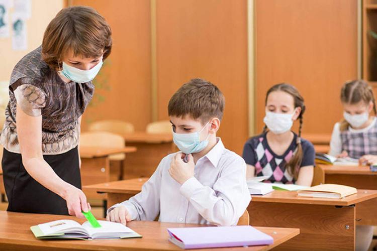 Alexandru Rafila recomandă purtarea măştii în şcoli, pentru evitarea exploziei cazurilor de COVID-19 la începutul anului școlar
