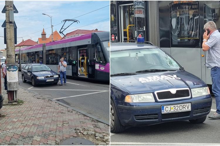 Clujean lovit de mașina ANAF -ului, în timp ce cobora din tramvai - FOTO