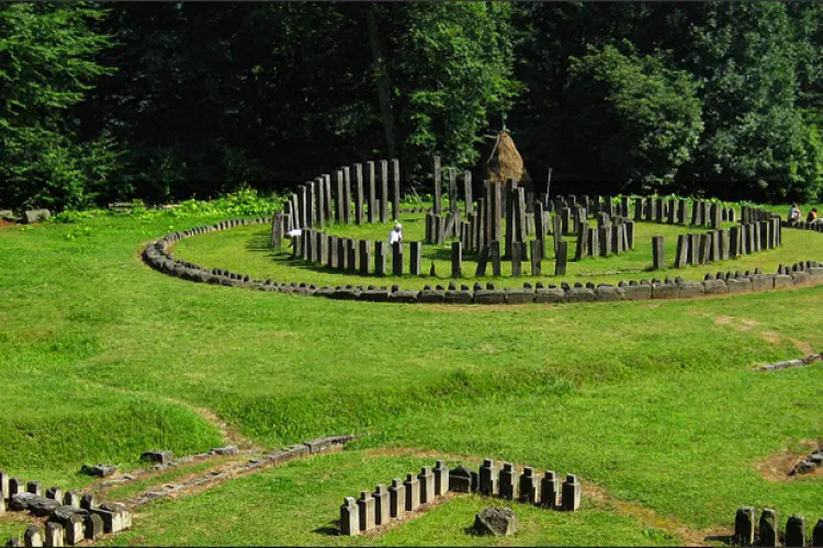 Un bărbat a vandalizat Cetatea de la Sarmizegetusa împins de „plictiseală”. S-a ales cu dosar penal pentru distrugere