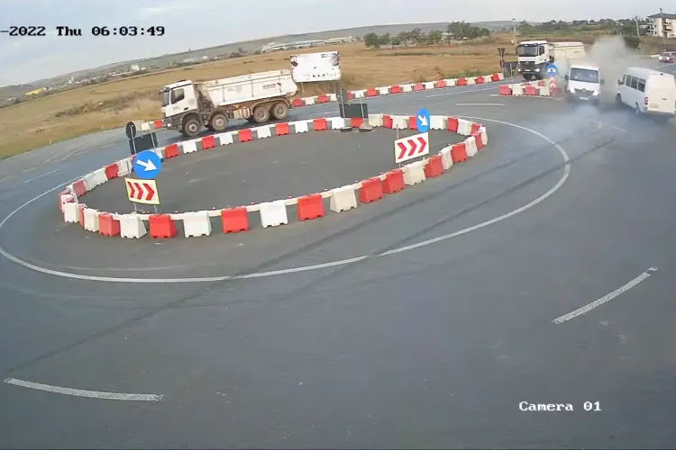 Accident filmat LIVE! Un microbuz plin cu oameni a intrat kamikaze într-un camion - VIDEO