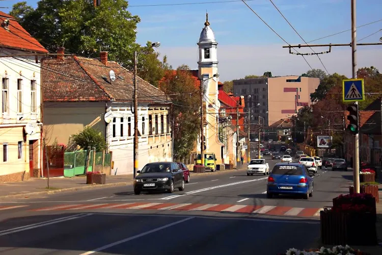 S-au trasat noi marcaje pe Calea Mănăștur. Se începe refacerea trotuarelor. Se păstrează circulația pe patru benzi 