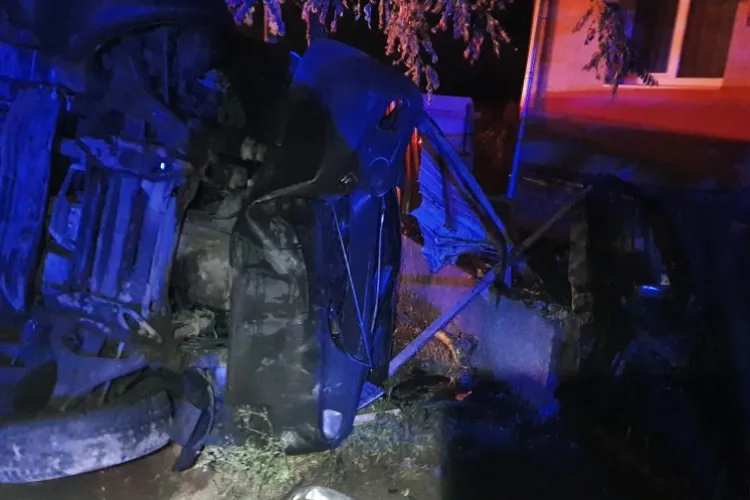 CLUJ - Un microbuz a ieșit de pe șosea și s-a izbit de o țeavă de gaz. Pompierii au intervenit pentru a preveni o catastrofă 