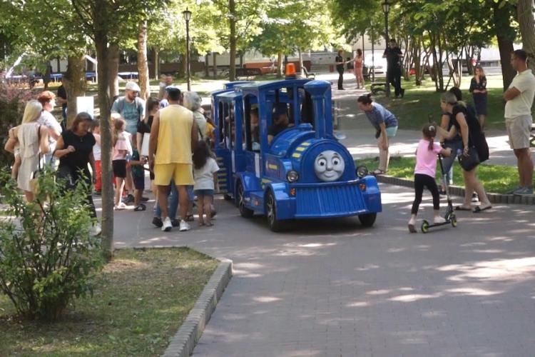 La un pas de tragedie, chiar sub ochii părinţilor. Trei fetițe s-au răsturnat cu trenulețul într-un parc