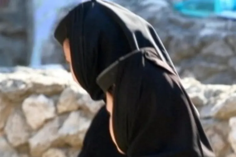 O măicuță falsă a stors 60.000 de euro de la credincioși: „Aţi băgat de seamă nişte pocnituri prin mobilă?”