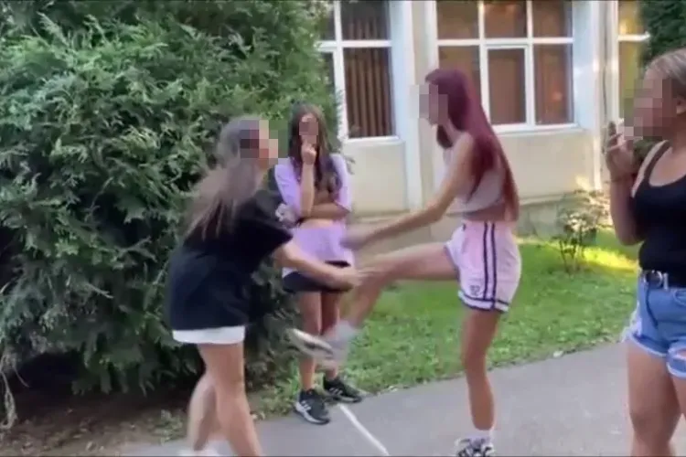 Copilă umilită în curtea unei școli de o altă tânără: Vorbește că îți sting țigara în ochi, să-mi fie moartea! - VIDEO
