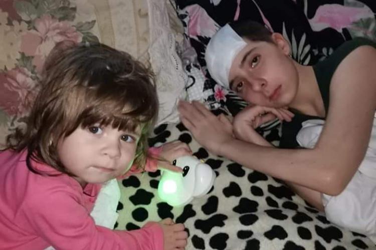„Un necaz nu vine niciodată singur”. Două surori din Cluj, cu probleme grave de sănătate, luptă pentru a duce o viață normală
