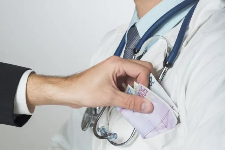 Medic militar acuzat că lua spagă în alimente de la pacienți și le cerea să îi tundă gazonul