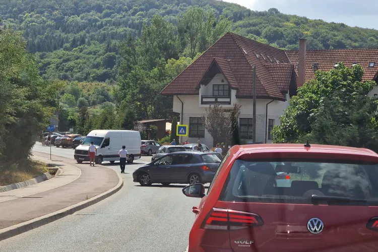 O dubă blochează drumul la Roata, în Făget - FOTO