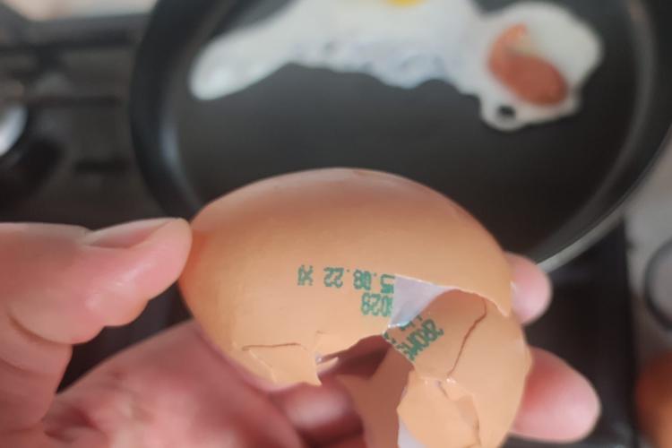 ”M-am speriat că va sări din tigaie puiul” Șocul avut de un clujean care a cumpărat ouă și a vrut să le prăjească - FOTO